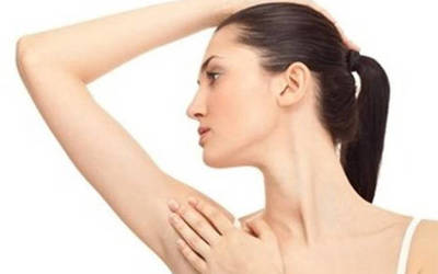 美女夏天热“馊”了,狐臭就像龙卷风说来就来