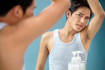 闻到自己有狐臭的年轻男人