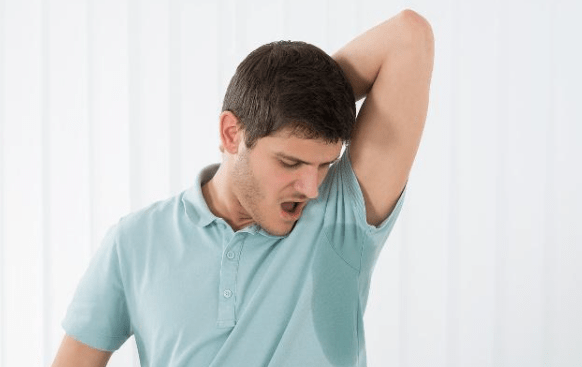 如何去除狐臭味?喷香水,除腋毛没用,你只需要"它"就够了.